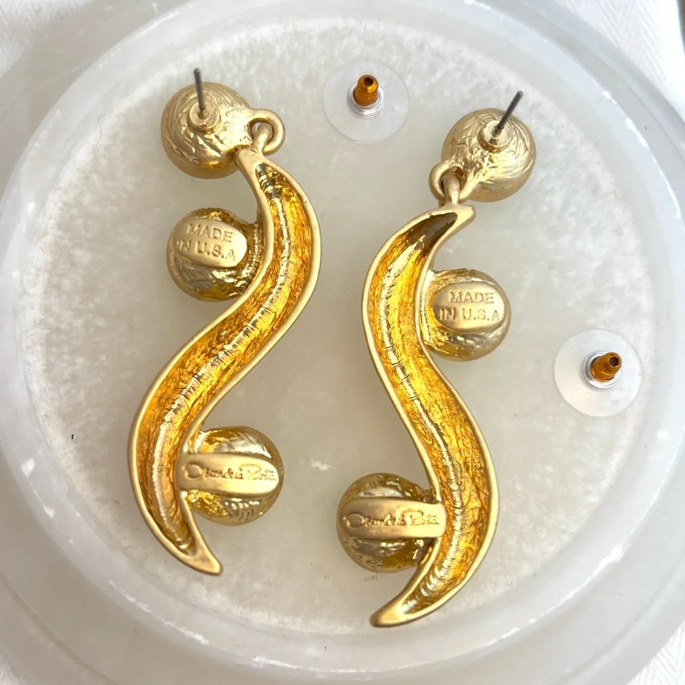 Oscar de la Renta Crystal Wave Drop Earrings Gold with Green Crystals